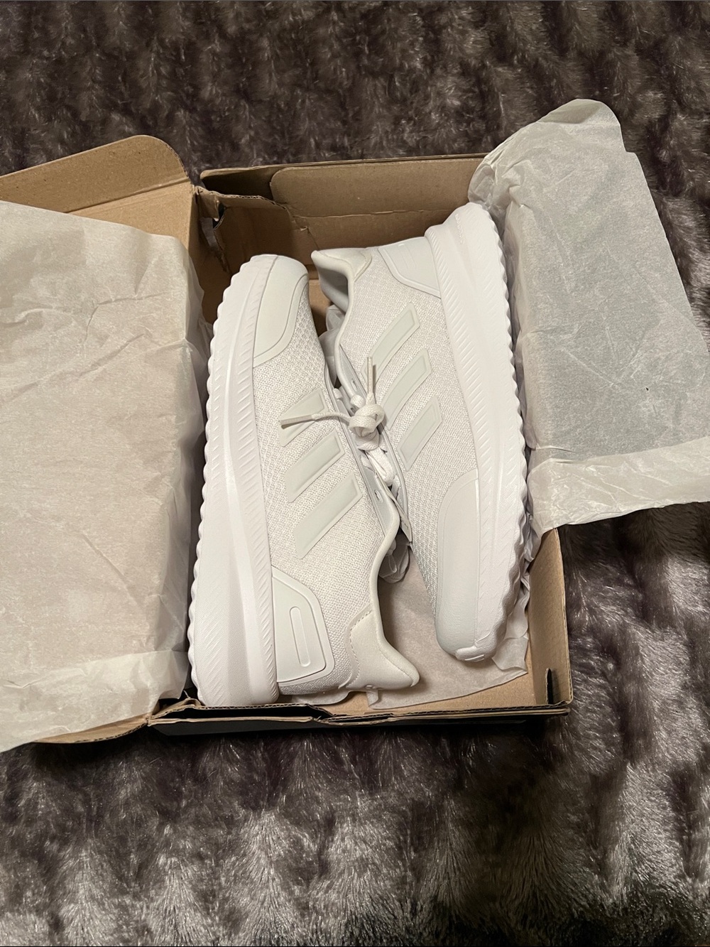 Men’s Adidas white tennis shoe, size 7